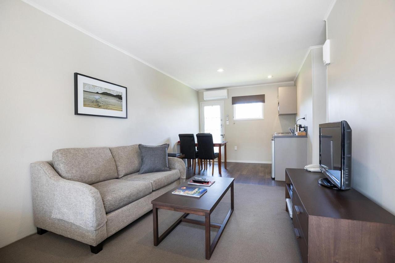 Colonial Court Motor Inn Tauranga Exterior photo